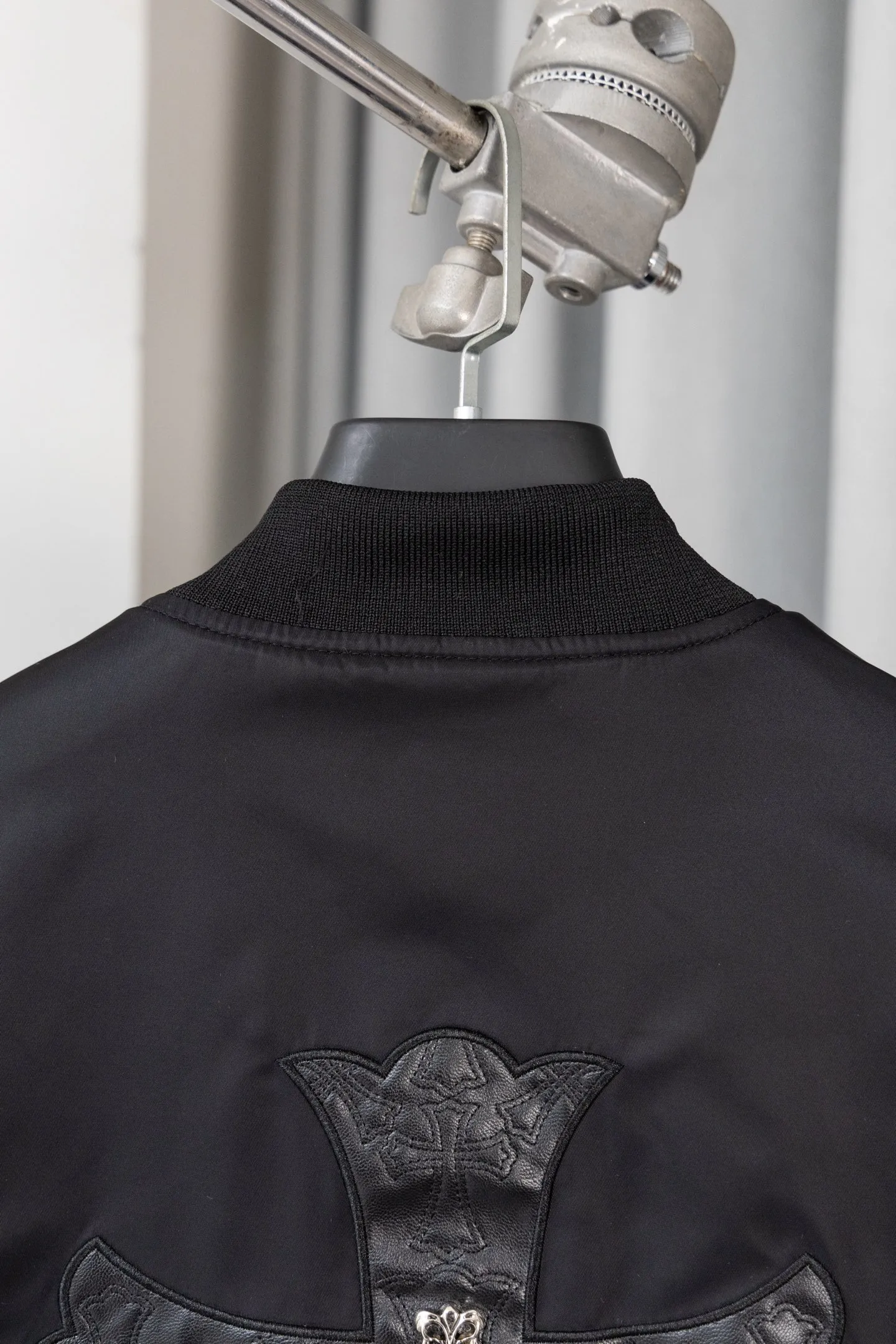 P410 Style No.: S045 This is a velvet baseball jacket from **Chrome Hearts**. It is a representative item of the brand that combines dark pioneer style with American street culture. It is also a trendy item that combines personality and warmth in autumn and winter. Design Highlights Iconic Elements: The brand’s classic cross leather embroidery is embellished throughout the body, paired with metallic hardware decorations (such as zipper pullers and hang tags). It combines Gothic religious symbols with heavy metal style, which is highly recognizable and is an intuitive embodiment of Crow Heart’s “dark luxury” tone.  Style and structure: It adopts the classic baseball uniform style, with a stand-up collar design and a two-way zipper, which is neat and stylish; the zipper pockets on the sleeves and the diagonal pockets on the body not only enhance the street feel, but are also practical.  Material splicing: The outer layer is made of high-density windproof fabric, and the inner layer is filled with velvet material, which has excellent thermal insulation performance; the threaded design of the collar and cuffs improves the overall crispness and wearing comfort. Craftsmanship and Quality: The cross is veneered using imported leather + hand-embroidered craftsmanship, with fine stitching and strong three-dimensional effect; the metal hardware has been distressed to give it a vintage and distressed texture, and the details reflect the brand's strict requirements for craftsmanship.  The velvet inner liner is evenly and fully filled, and the splicing process with the outer fabric is rigorous. It is not easy to deform after long-term wear, and has excellent warmth retention and durability. Style and Outfit This jacket is based on dark street style, and its black main tone is versatile and high-end. It can be paired with ripped jeans and Martin boots to create a cool street style in daily life; it can also be worn with a turtleneck sweater and a long coat on the outside. It can be layered to create layers, making it easily suitable for niche trendsetters, rock enthusiasts and other diverse style groups. It is an eye-catching item in the autumn and winter wardrobe that shows individuality. Size: s-XL Color: Black